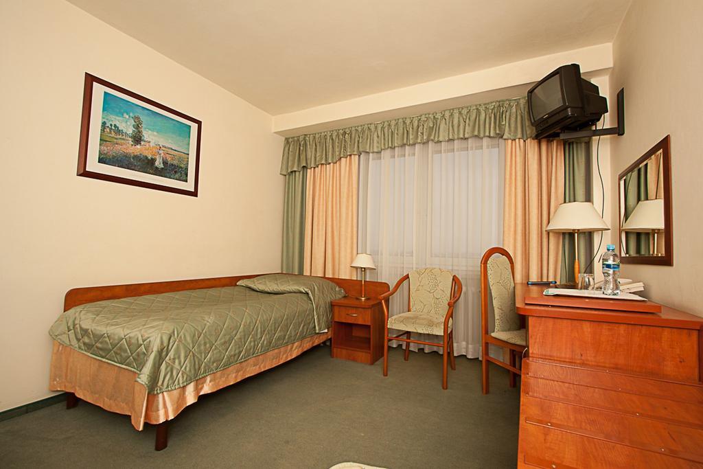 Hotel Accademia Ostrowiec Świętokrzyski Szoba fotó