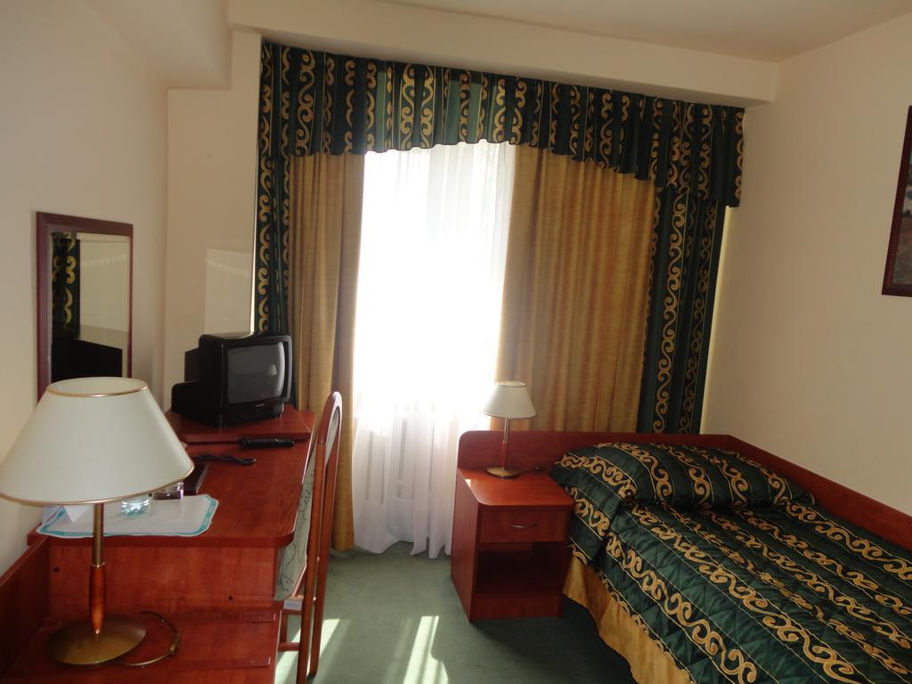Hotel Accademia Ostrowiec Świętokrzyski Kültér fotó