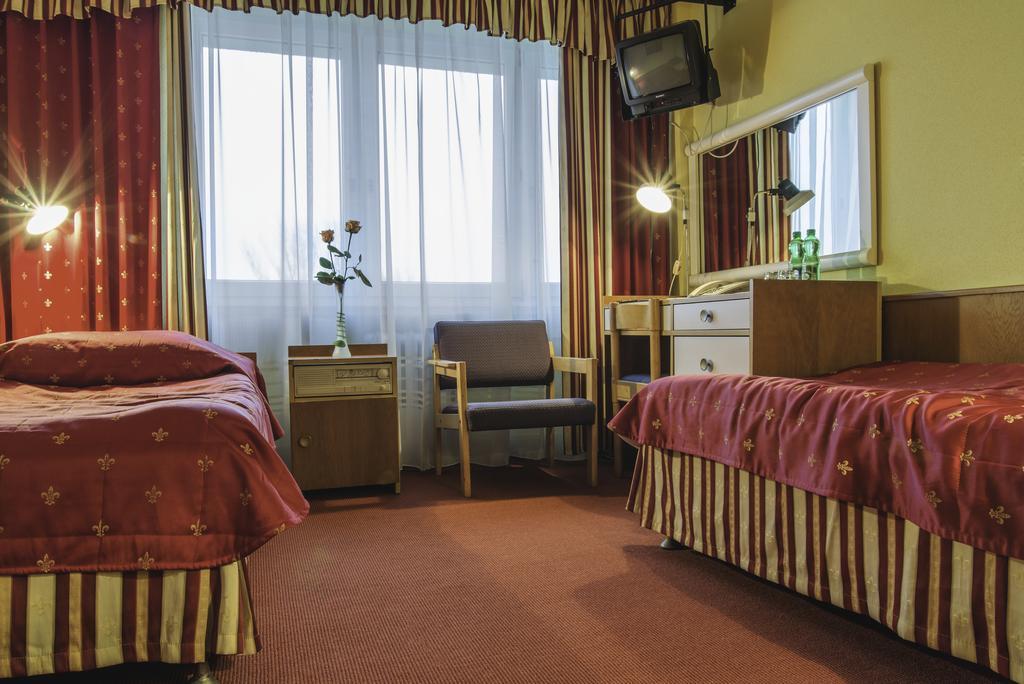 Hotel Accademia Ostrowiec Świętokrzyski Szoba fotó
