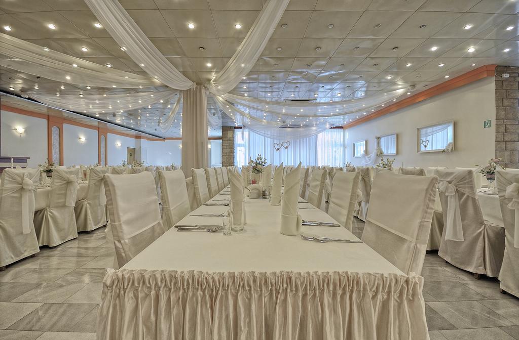 Hotel Accademia Ostrowiec Świętokrzyski Kültér fotó