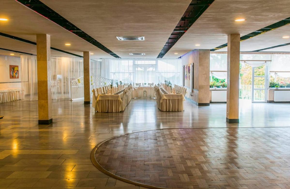 Hotel Accademia Ostrowiec Świętokrzyski Kültér fotó