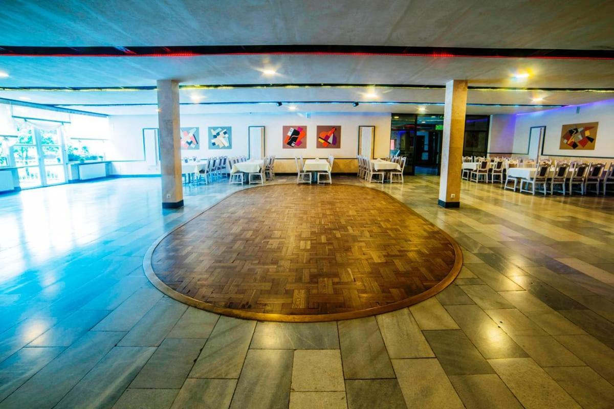 Hotel Accademia Ostrowiec Świętokrzyski Kültér fotó