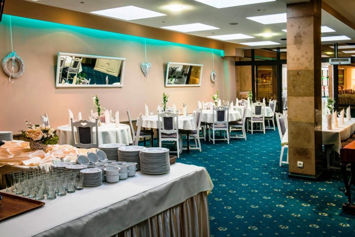 Hotel Accademia Ostrowiec Świętokrzyski Kültér fotó