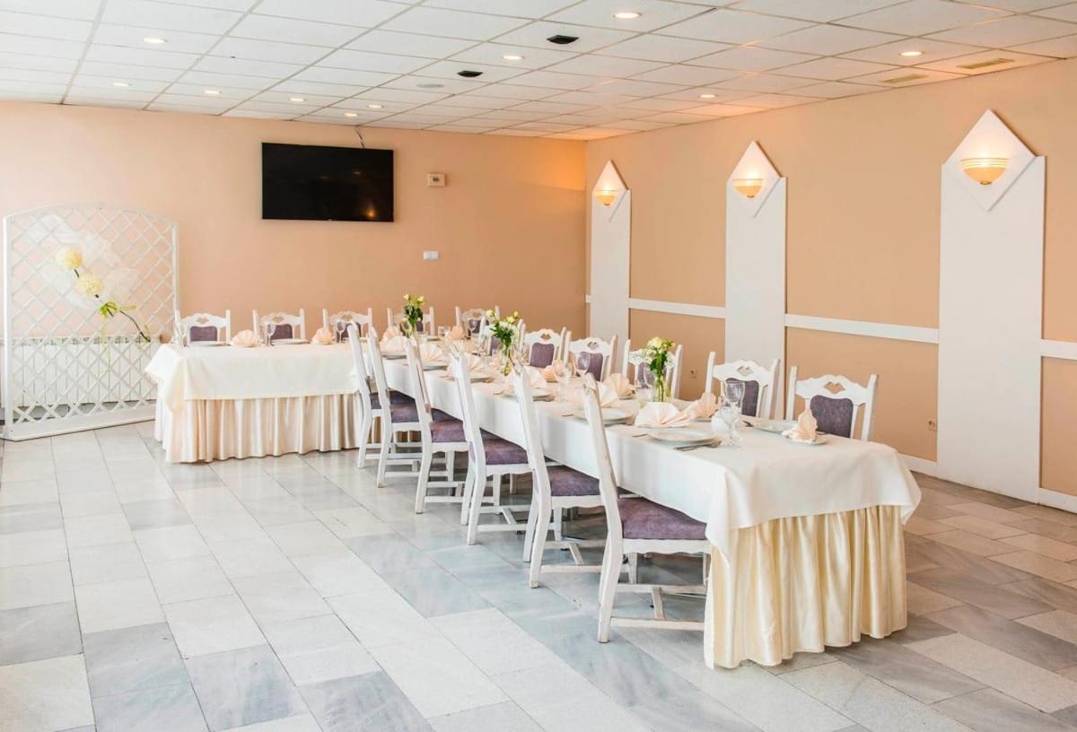 Hotel Accademia Ostrowiec Świętokrzyski Kültér fotó
